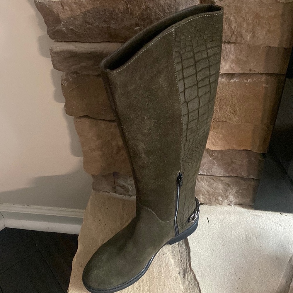 NEW LEATHER BOOTS